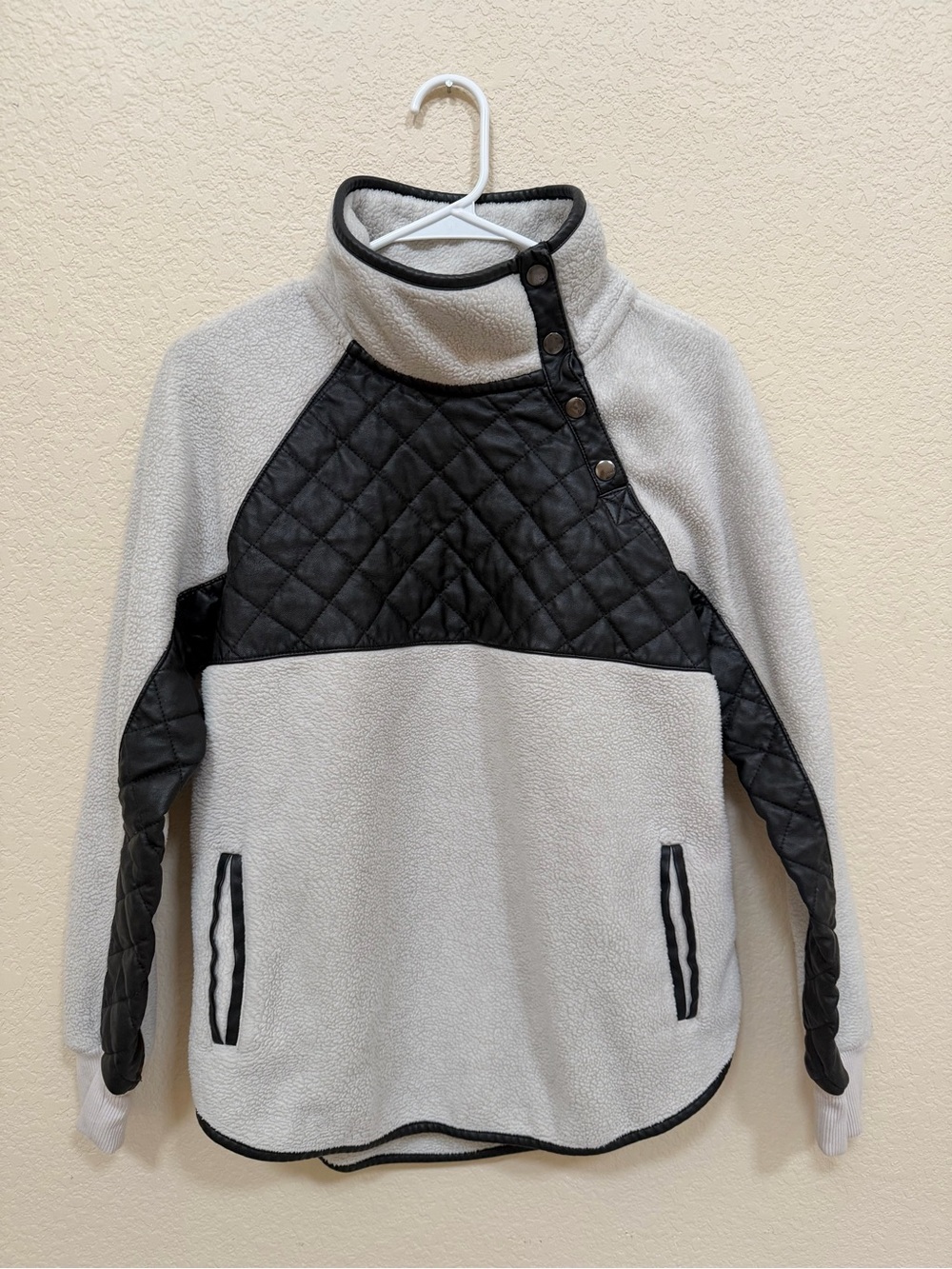 Abercrombie & Fitch Cream and Black Quilted Fleece Pullover